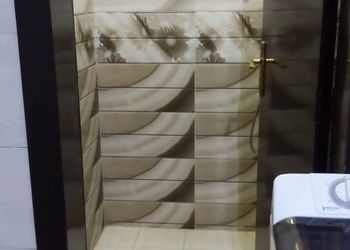شاليه بجلسة تطل على مسبح داخلي 