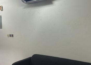 استديو بسريرين مفردة وجلسة مريحة