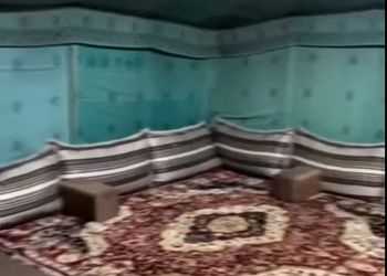مخيم  بجلسة خارجية وبيت شعر 
