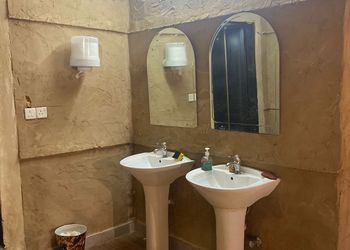 استراحة مع اسطبل خيول وجلسات