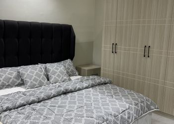 شاليه بمسطح اخضر وجلسة خارجية 