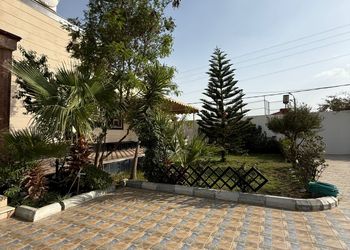 شاليه بجلسة خارجية ومسبح 