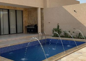 شاليه بجلسة تطل على مسبح خارجي 