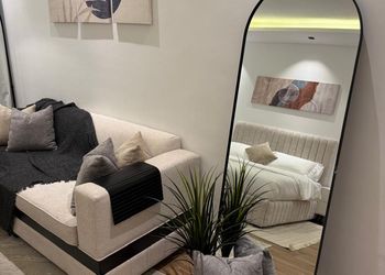 استديو بأثاث مريح وبسيط 