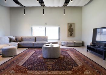 استراحة بمسطح اخضر وجلسه خارجيه