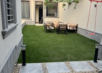 شاليه بجلسة خارجية ومسطح اخضر