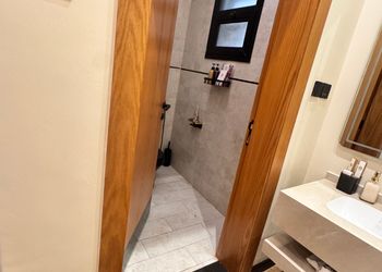 شقة بغرفة معيشة وغرفة نوم