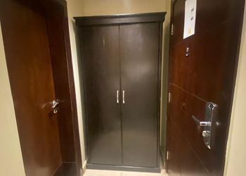 استديو بأثاث مريح وبسيط