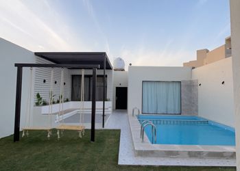 شالية مودرن بجلسة مطلة على المسبح 