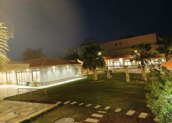 استراحة بمسطح اخضر وجلسه خارجيه