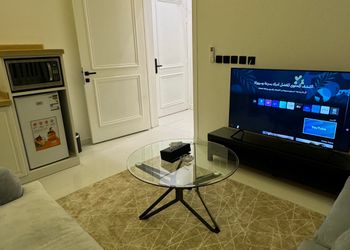 شقة بغرفة معيشة وغرفة نوم 