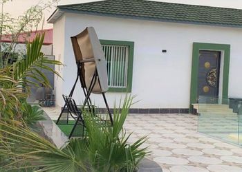 استراحة بجلسه مطله على مسبح 