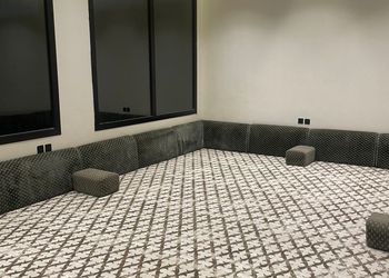 استراحة بمجلس وفناء خارجي 