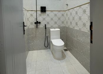 استوديو حديث بأريكة ودخول ذاتي