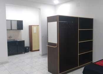 غرفة بأثاث مريح وبسيط