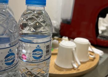 شاليه بجلسة خارجية و مسطح اخضر