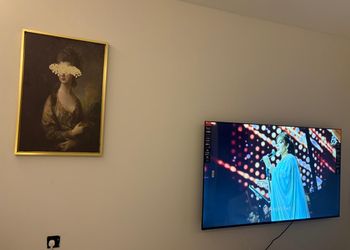 استديو بأثاث مريح وبسيط 