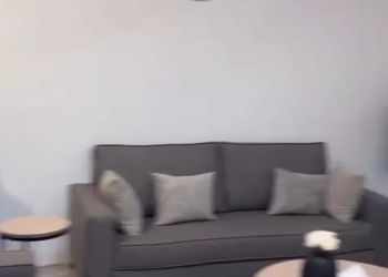 شقة بغرفتين نوم وصالة ومجلس