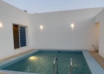 شاليه بألعاب مائية وجلسة 