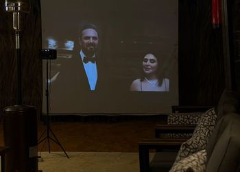 مخيم بجلسة خارجية وبروجكتر