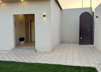 شاليه بمجلس ومسطح اخضر 