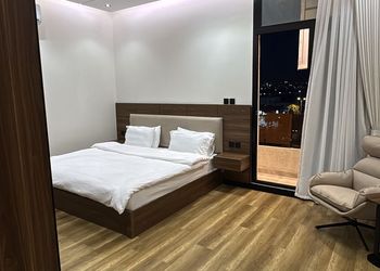 شقة بثلاث غرف نوم و بلكونة 