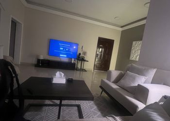 شقة بصالة انيقة ودخول ذاتي