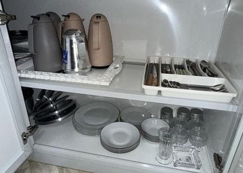 شقة أنيقة بصالة وغرف نوم