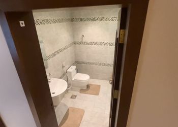 شاليه بمسطح اخضر ومسبح 