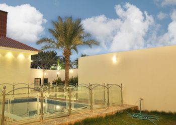 شاليه بمسطح اخضر ومسبح