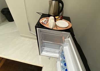 استديو بأثاث مريح وبسيط 
