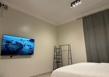 استديو بسرير ماستر وأثاث مريح 