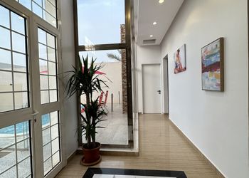 شاليه بمسبح ومسطح اخضر