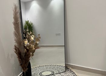شقة بصالة أنيقة ودخول ذاتي 