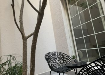 استديو بأثاث مريح وبسيط 