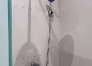 شقة بصالة أنيقة ودخول ذاتي 
