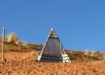 مزرعة بمسطح اخضر وجلسة