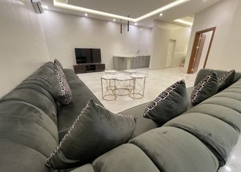 شاليه بمسبح خارجي وجلسة خارجية 