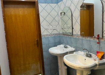 شقة بغرفة معيشة وغرفة نوم 