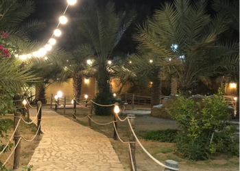 مزرعة بطابع تراثي ومسطحات خضراء