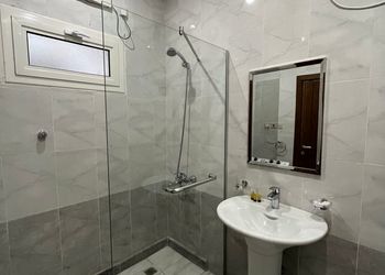 شقة بصالة وثلاث غرف نوم