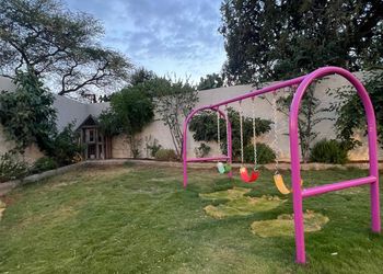 شاليه بألعاب أطفال ومسبح
