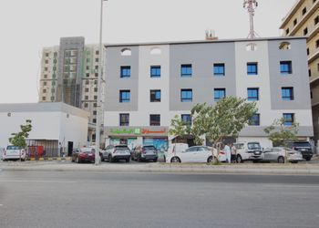 شقة بثلاث غرف نوم وصالة