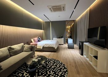 شاليه بجاكوزي مطل على المسبح 