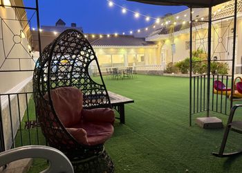 شاليه بجلسة خارجية ومسطح اخضر