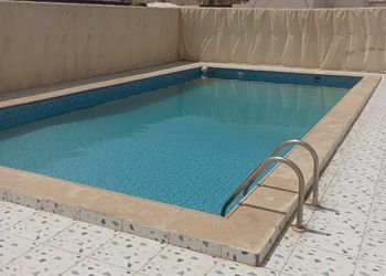 اسطبل بجلسات ومسطح اخضر