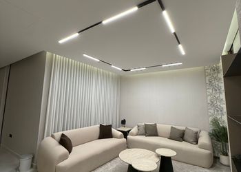 استديو بأثاث مريح وبسيط 