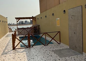 كوخ بمسبح خارجي وصالة جلوس