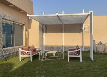 شاليه بجلسة تطل على مسبح خارجي 
