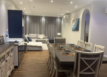 شاليه بمسطح اخضر ومسبح